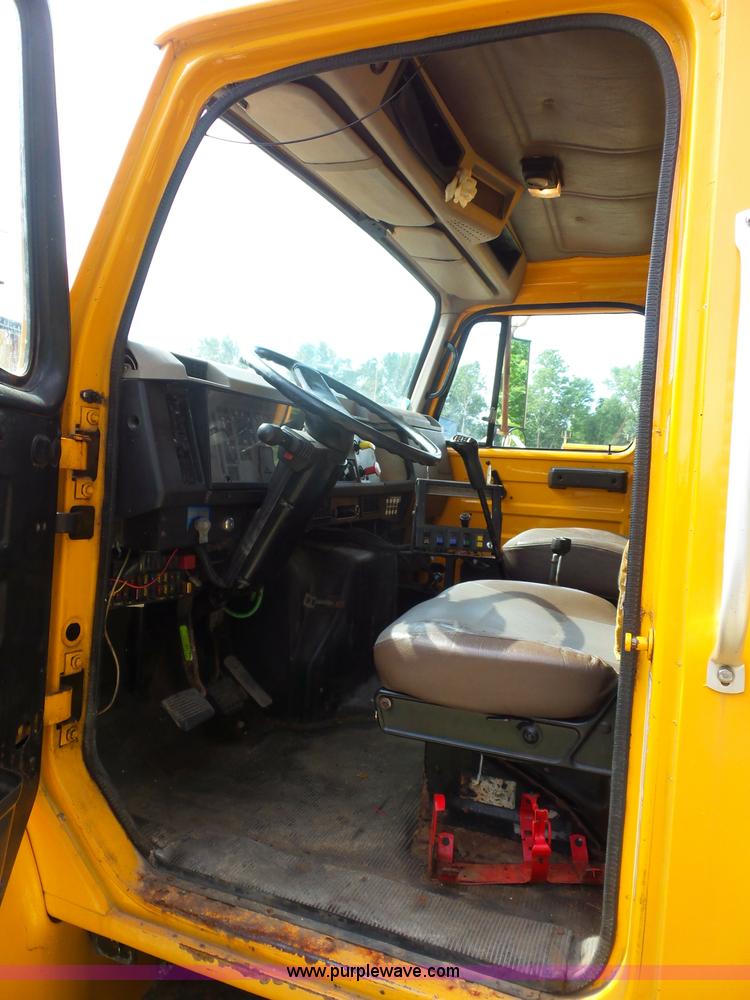 image for item K1739 2000 International 4900 dump truck