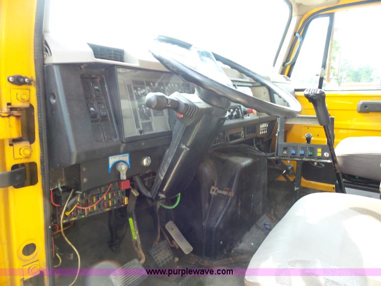 image for item K1739 2000 International 4900 dump truck