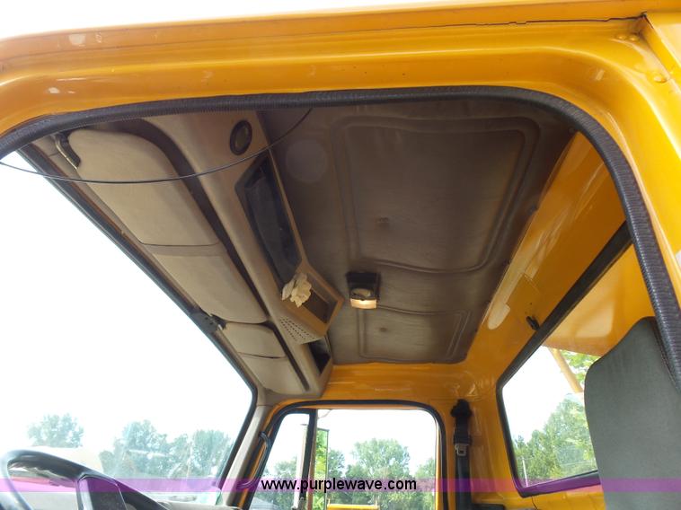 image for item K1739 2000 International 4900 dump truck