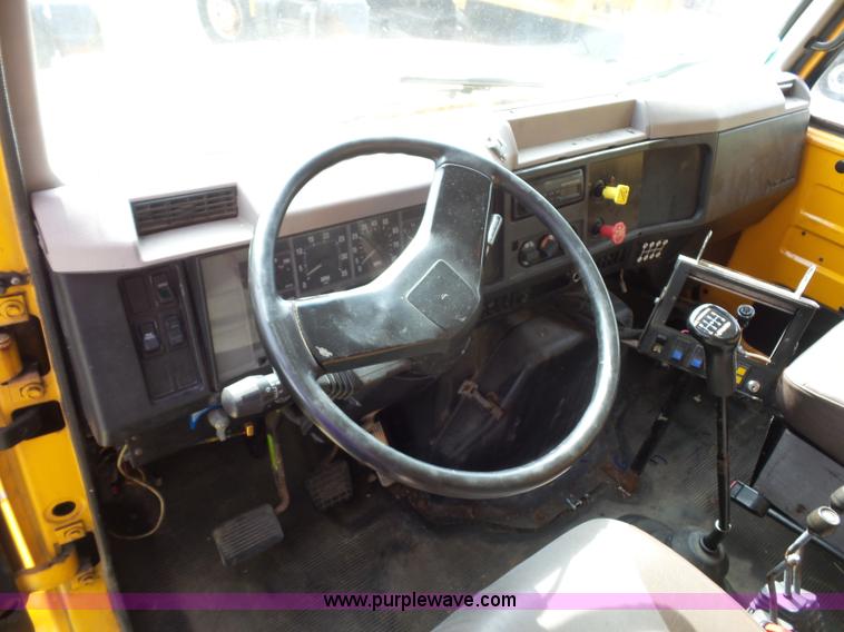 image for item K1739 2000 International 4900 dump truck