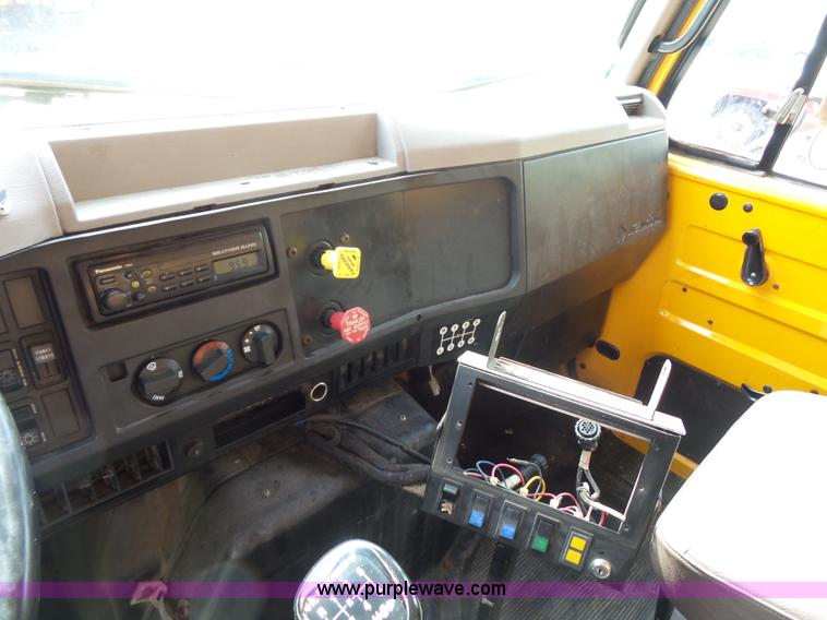 image for item K1739 2000 International 4900 dump truck