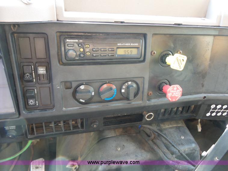 image for item K1739 2000 International 4900 dump truck