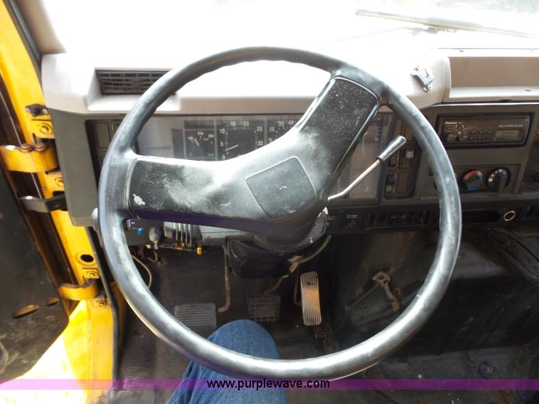 image for item K1739 2000 International 4900 dump truck