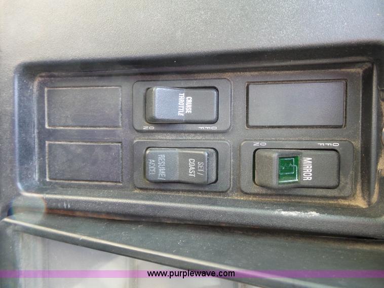 image for item K1739 2000 International 4900 dump truck