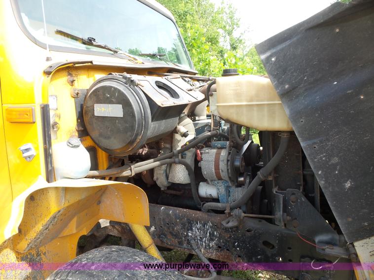 image for item K1739 2000 International 4900 dump truck