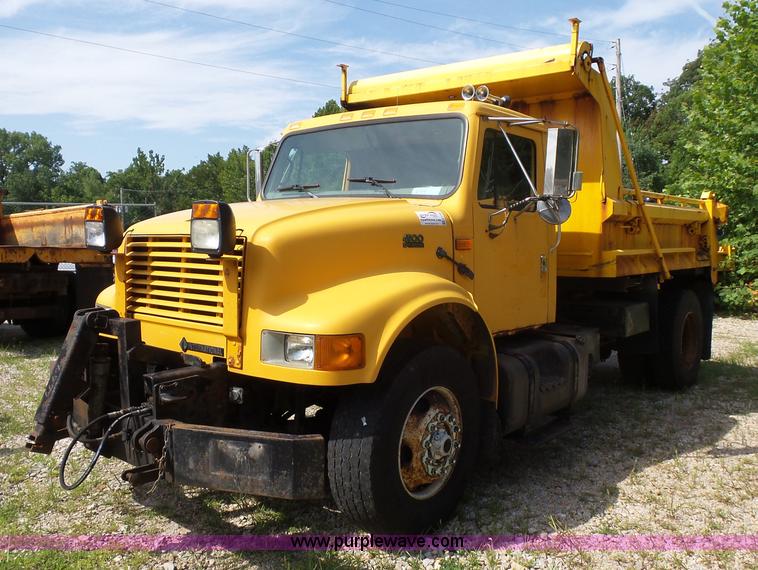 image for item K1740 2002 International 4900 dump truck