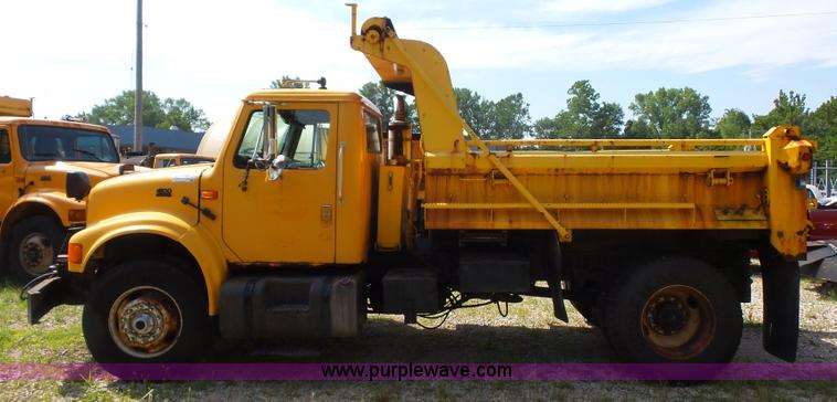 image for item K1740 2002 International 4900 dump truck