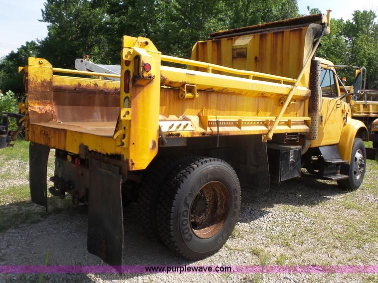 image for item K1740 2002 International 4900 dump truck
