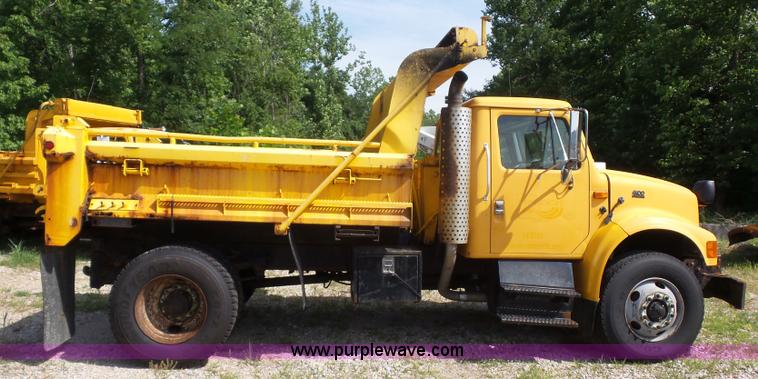 image for item K1740 2002 International 4900 dump truck