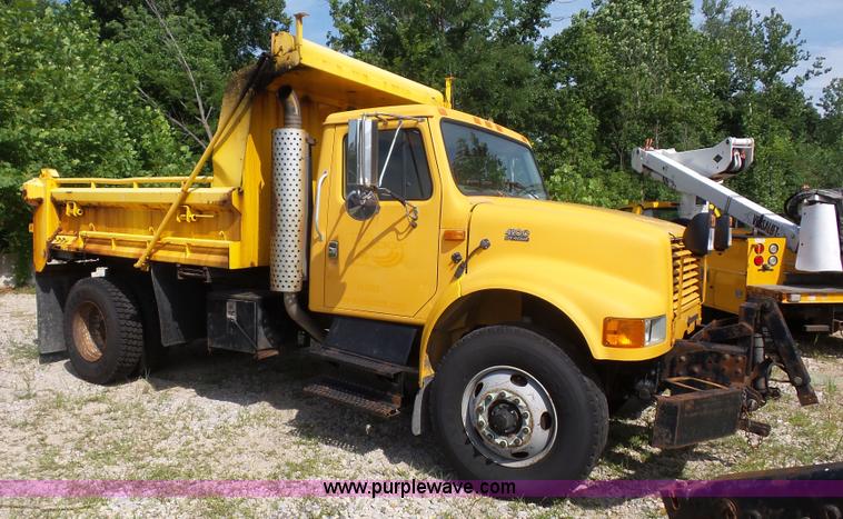 image for item K1740 2002 International 4900 dump truck