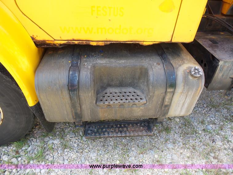 image for item K1740 2002 International 4900 dump truck