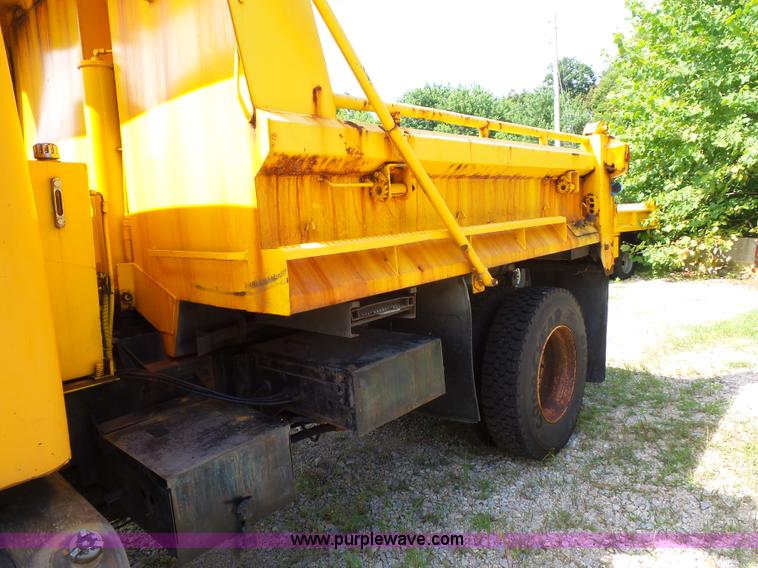image for item K1740 2002 International 4900 dump truck