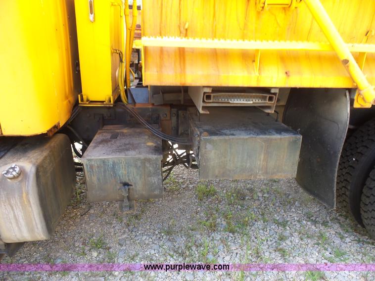 image for item K1740 2002 International 4900 dump truck