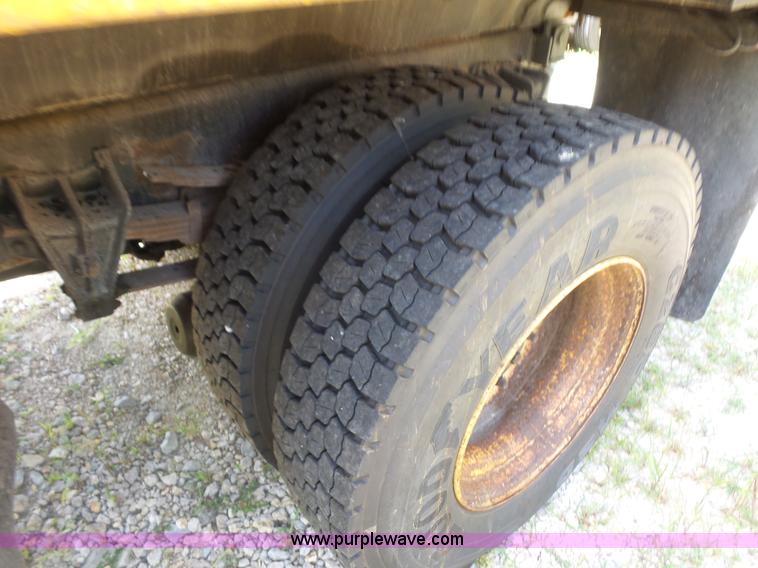 image for item K1740 2002 International 4900 dump truck