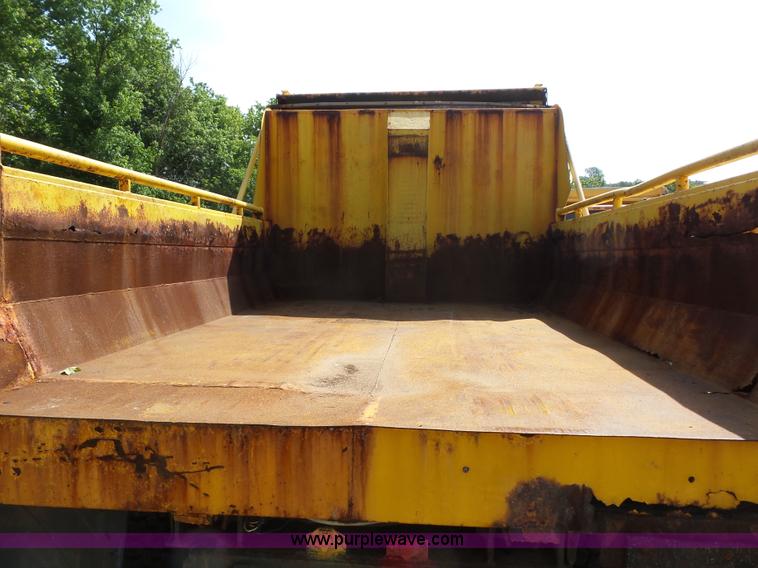 image for item K1740 2002 International 4900 dump truck