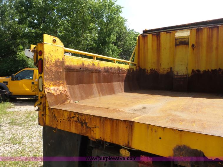 image for item K1740 2002 International 4900 dump truck