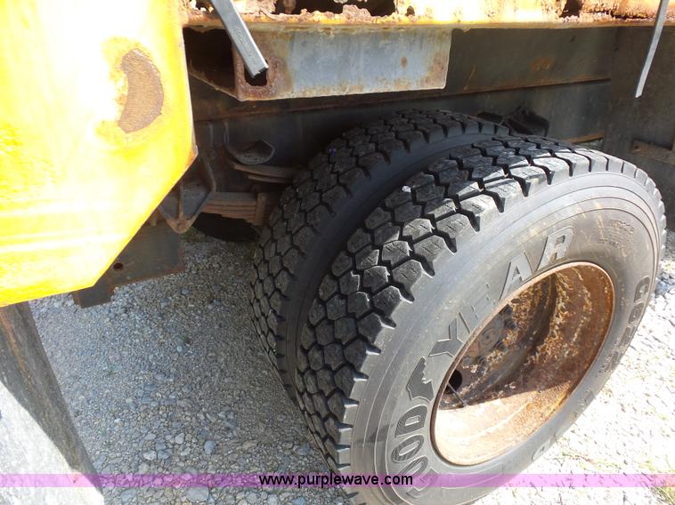 image for item K1740 2002 International 4900 dump truck