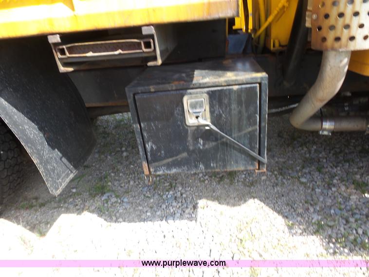 image for item K1740 2002 International 4900 dump truck