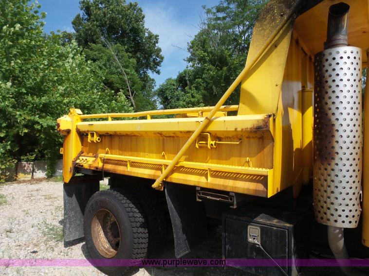 image for item K1740 2002 International 4900 dump truck