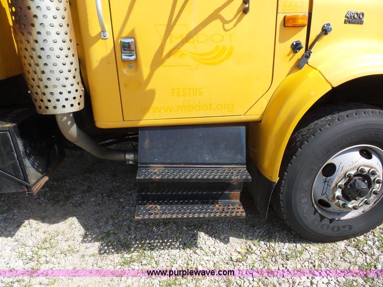 image for item K1740 2002 International 4900 dump truck