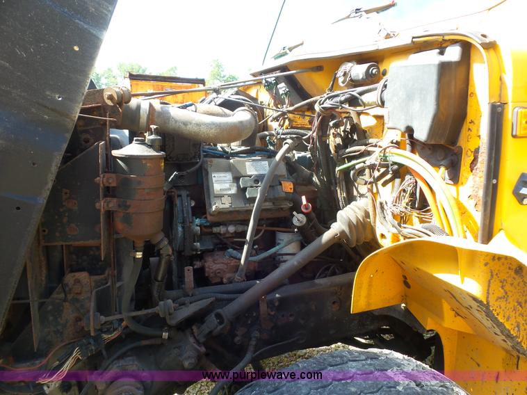 image for item K1740 2002 International 4900 dump truck