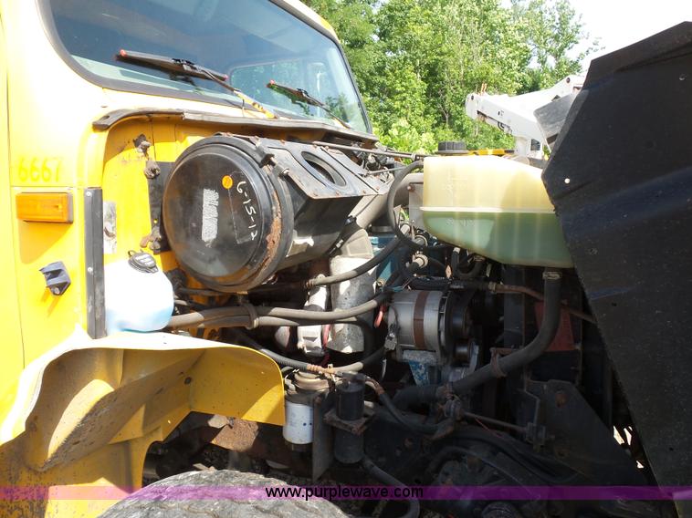 image for item K1740 2002 International 4900 dump truck