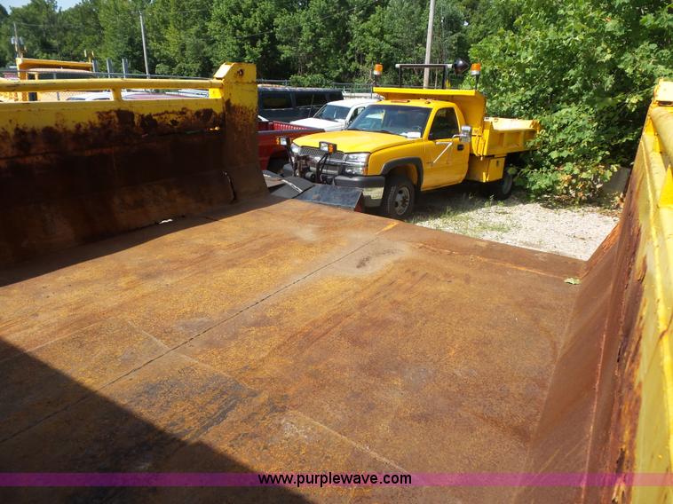 image for item K1740 2002 International 4900 dump truck