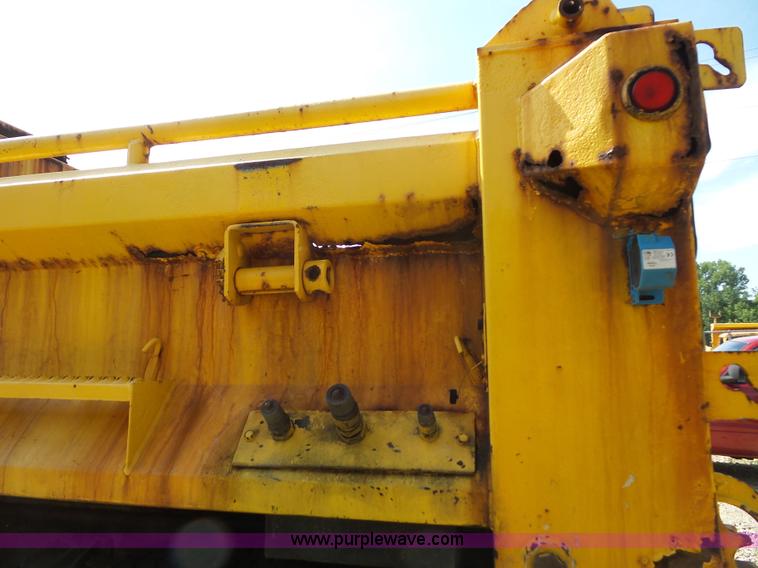 image for item K1740 2002 International 4900 dump truck