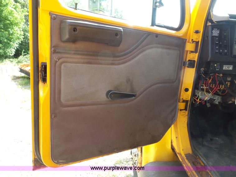 image for item K1740 2002 International 4900 dump truck