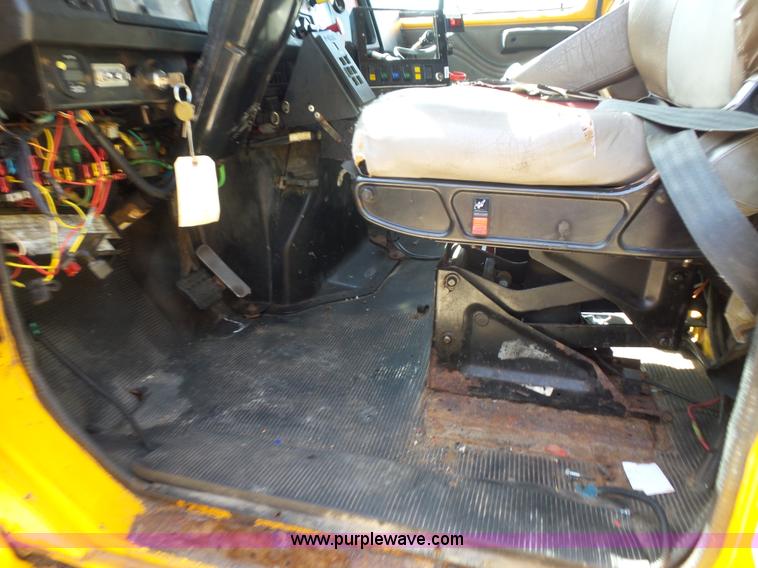 image for item K1740 2002 International 4900 dump truck