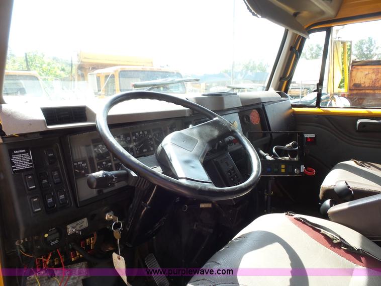 image for item K1740 2002 International 4900 dump truck