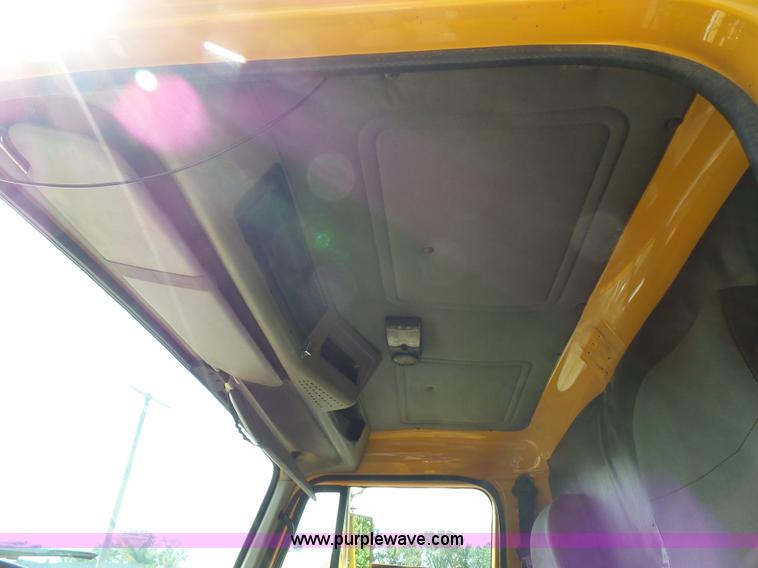 image for item K1740 2002 International 4900 dump truck