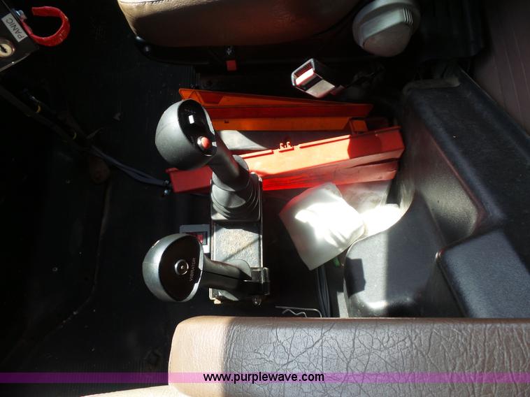 image for item K1740 2002 International 4900 dump truck