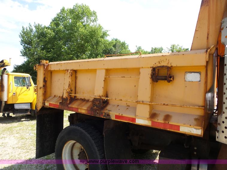 image for item K1741 1997 International 4900 dump truck