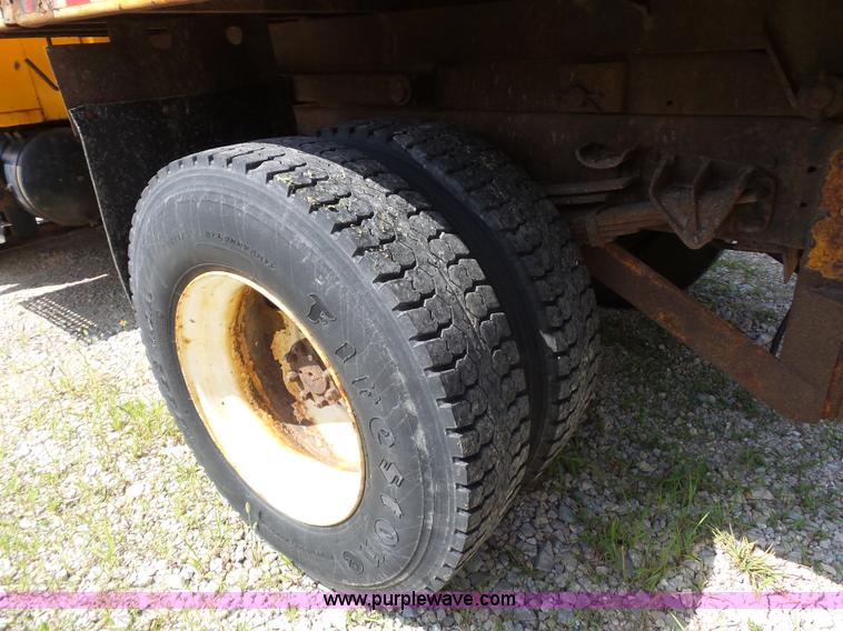 image for item K1741 1997 International 4900 dump truck