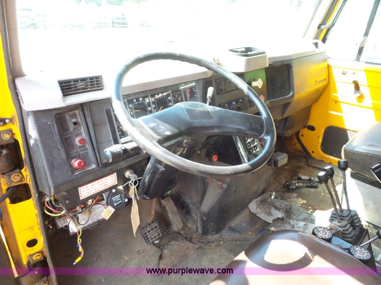 image for item K1741 1997 International 4900 dump truck