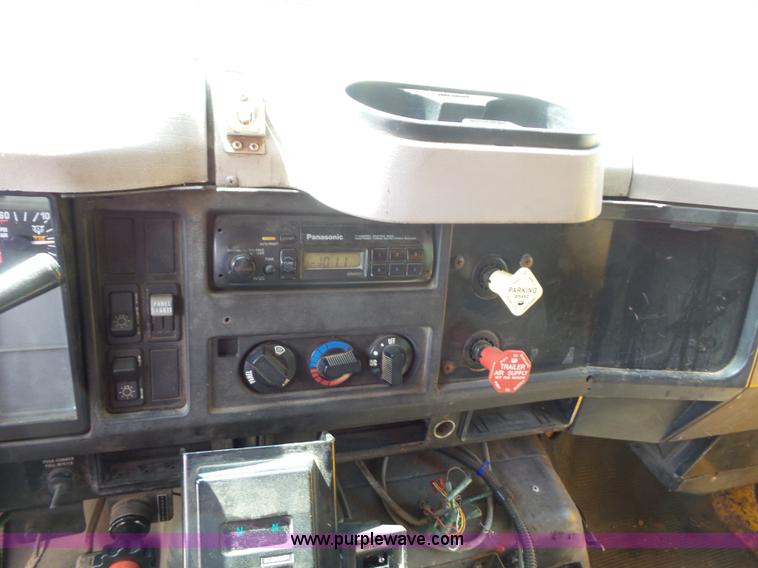 image for item K1741 1997 International 4900 dump truck