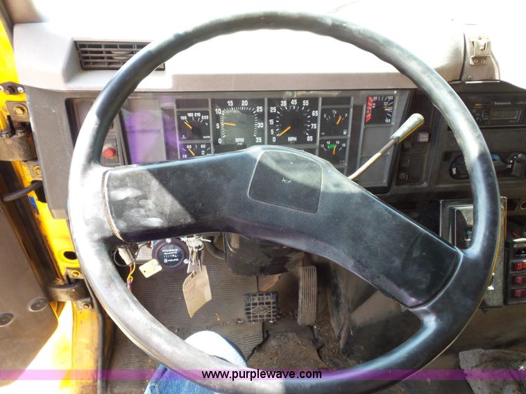 image for item K1741 1997 International 4900 dump truck