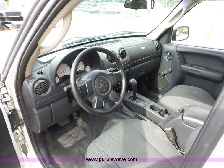 image for item K1742 2003 Jeep Liberty SUV