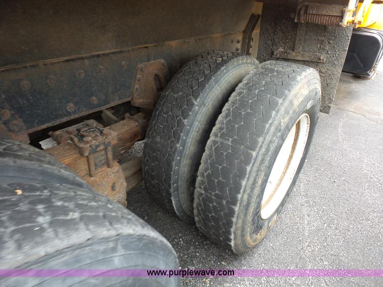 image for item K3489 2000 International 4900 dump truck