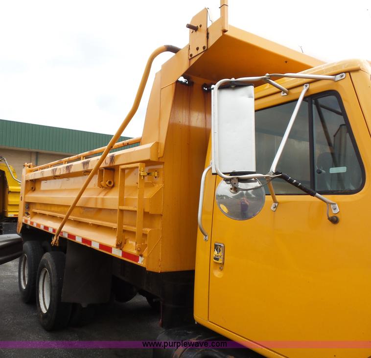 image for item K3489 2000 International 4900 dump truck