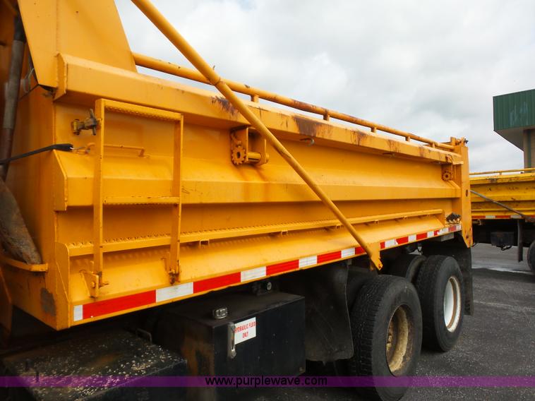 image for item K3489 2000 International 4900 dump truck