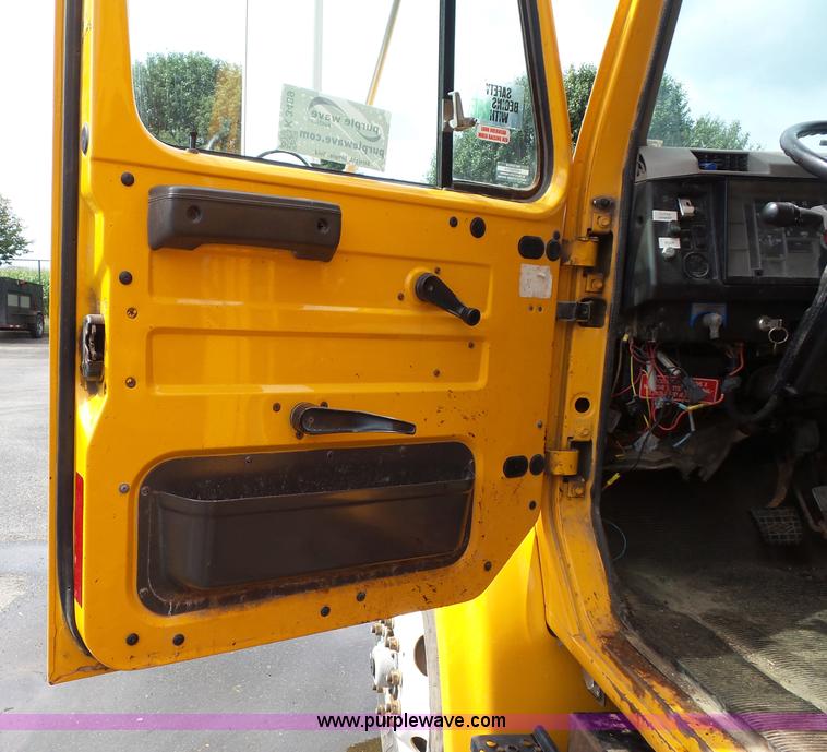 image for item K3489 2000 International 4900 dump truck