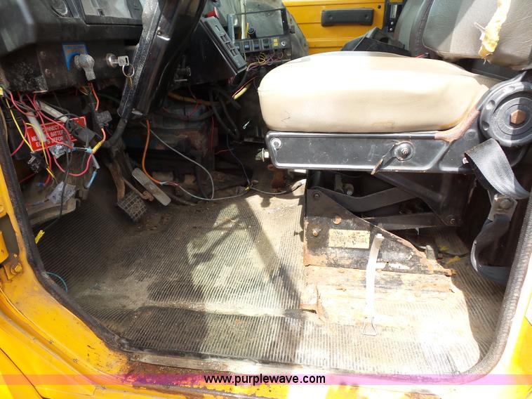 image for item K3489 2000 International 4900 dump truck