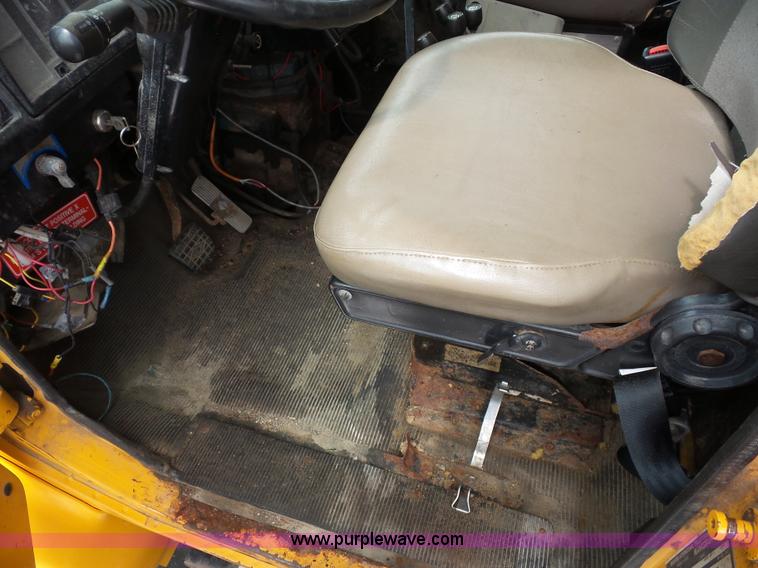 image for item K3489 2000 International 4900 dump truck