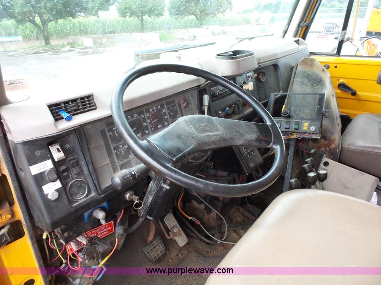 image for item K3489 2000 International 4900 dump truck