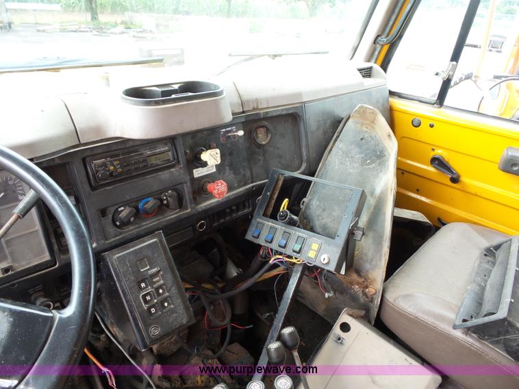 image for item K3489 2000 International 4900 dump truck