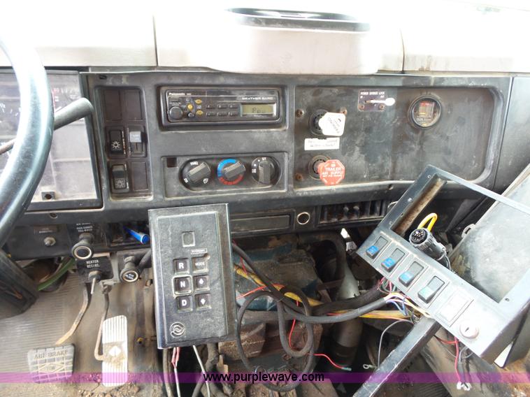 image for item K3489 2000 International 4900 dump truck