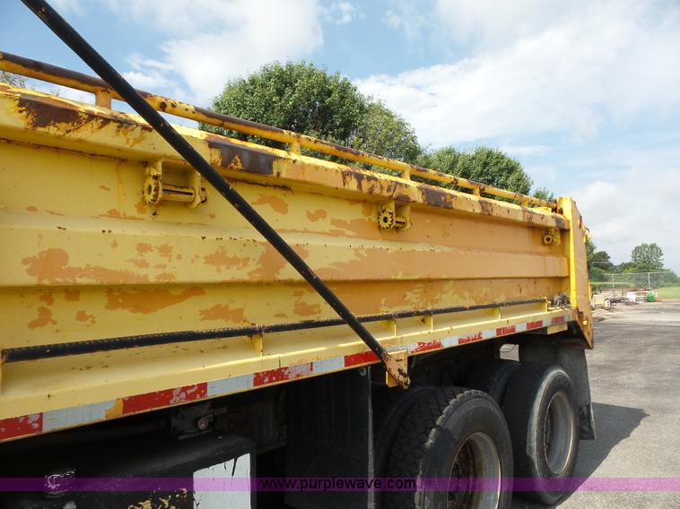 image for item K3491 2000 International F4900 dump truck