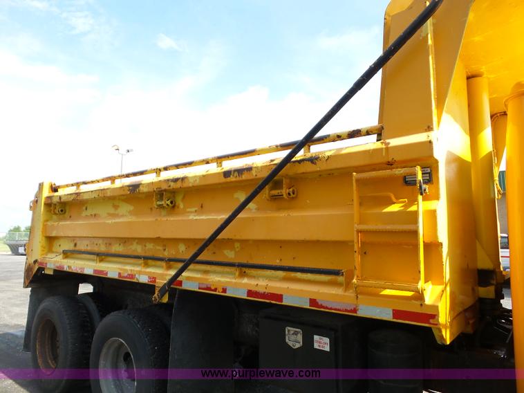 image for item K3491 2000 International F4900 dump truck